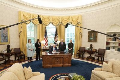 Вэнс пошутил, что передвигался по обледеневшей взлетной полосе как Байден